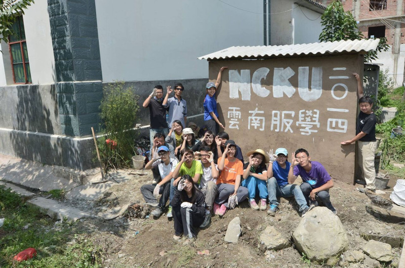 「成功大學雲南海外服務學習團隊」，連續6年深入雲南，協助當地居民修建環保廁所。圖：ETS提供   