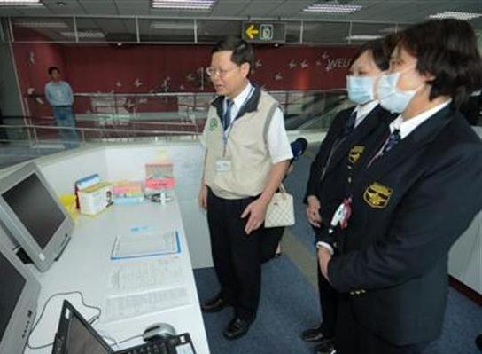 中央流行疫情指揮中心指揮官張峰義今（4）日上午赴松山機場了解防疫情型，他表示，目前仍未達限制中國旅客來台旅遊的階段，且世界衛生組織(WHO)也尚未這麼做。圖：中央社   