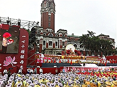 國際佛光會中華總會主辦的2013佛誕節暨母親節慶祝大會12日上午在總統府前廣場舉行，雖然天候不佳，細雨
不斷，仍吸引許多民眾前往參加。圖片來源：中央社   