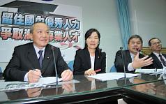 勞委會副主任委員潘世偉（右2）6日在國民黨立院黨團表示，台灣無法吸引人才、留住人才的關鍵因素是薪水
太低。圖片來源：中央社   
