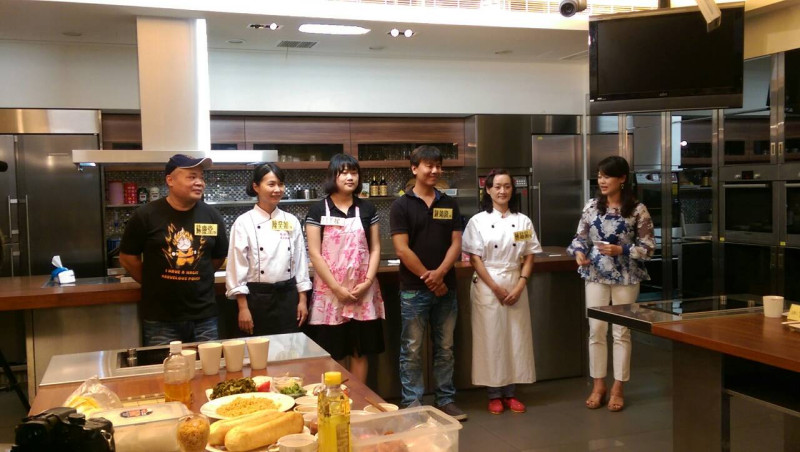 味王2015年第三屆「泡麵食在有意思」活動主持人任婉瑩(右ㄧ)和5名入圍決賽的參賽者合影。圖：劉俊廷/攝   