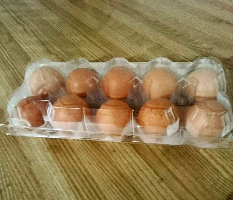 農委會31日表示，9/1起市售散裝雞蛋必須在裝載容箱外箱黏貼雞蛋溯源標籤貼紙。圖：新頭殼資料照片   