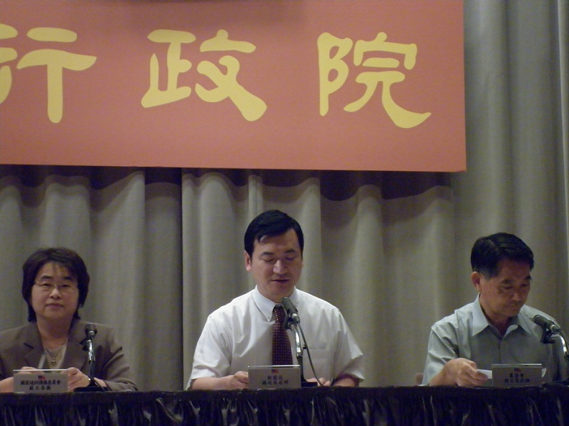 在台灣捍衛農鄉聯盟會長劉慶昌27日下午率領600多位農民北上行政院陳情抗議後，行政院長吳敦義30日在院會聽取農委會「100年1期稻作生產情形與加強公糧收購措施」報告後指示，加強公糧收購，要用同理心體諒農民的辛苦。圖為行政院發言人楊永明(圖中)在院會後記者會中轉述吳揆指示。圖片：謝莉慧攝   