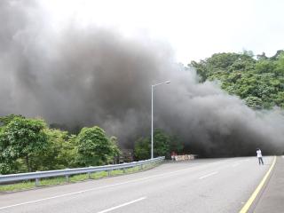 國道5號雪山隧道今日發生重大追撞事故，造成大客車起火燃燒，大量濃煙一度從南口竄出。圖片來源：中央社。   