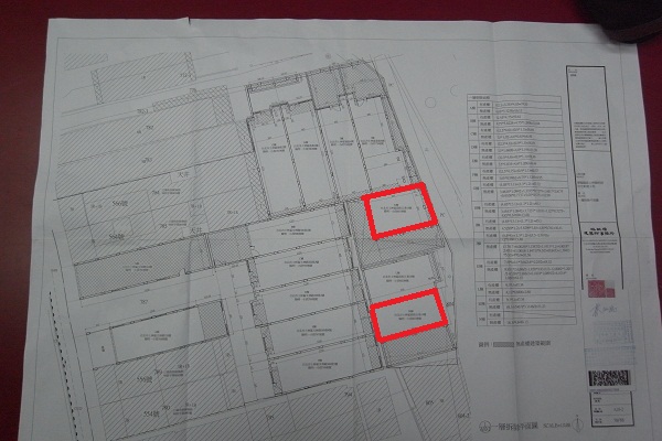 邱英哲指出，建商申請拆除執照的資料中有將王家兩棟建物納入，在圖上分別標示為K棟及M棟，所以拆除執照程序合法，絕非違法拆除王家。圖片來源：台北市政府建管處提供&nbsp;&nbsp;&nbsp;