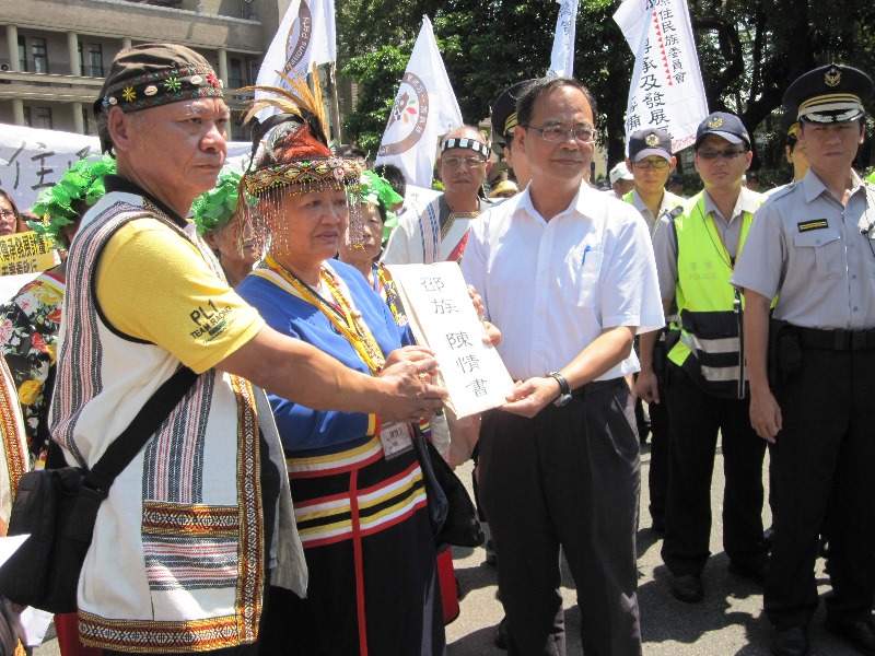邵族民族議會議長巴努‧巴嘎暮暮遞交陳情書。圖5之4：王立柔/攝   