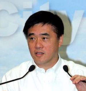 針對媒體報導一綱一本將喊停，台北市長郝龍斌今(30)日表示，12年國教即將上路，沒有了考試壓力當然也就不需要一綱一本。圖片來源:中央社   