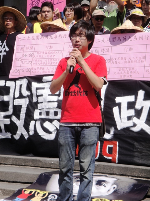 台灣農村陣線代表許博任也來到現場，說明農陣參與活動的意義。圖5之4：王立柔/攝   