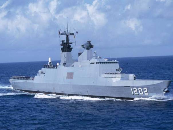 國防部也派遣3600噸的「康定艦」，配備S70-C直升機隨艦出航，加入南方海域的護漁行動。圖片來源：翻攝中華民國海軍臉書   