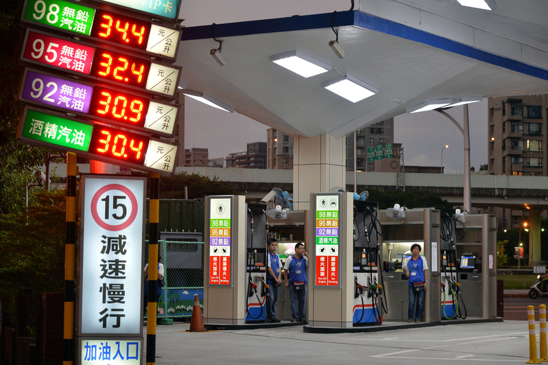 中油及台塑石化6日宣佈，7日起汽、柴油將大漲1.0及1.2元。圖：中央社資料照片   