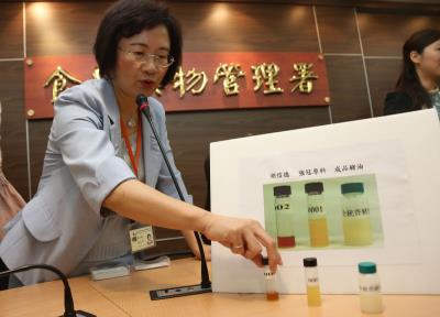 食品藥物署8日公開檢驗劣質豬油實驗室，研究檢驗組組長陳惠芳說，雖然符合衛生標準，但原料為法律不容的廢油，相關製品都要下架。 圖：中央社   