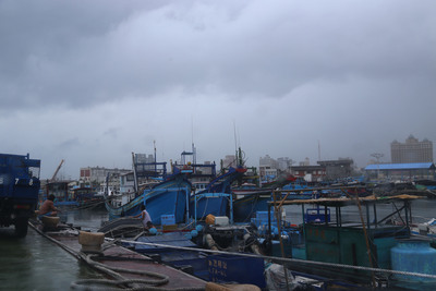 中度颱風麥德姆暴風圈22日下午碰觸台灣東部陸地，花蓮沿海及各港區共約400多艘漁船進港避風，漁民忙著為船隻繫纜。圖：中央社   