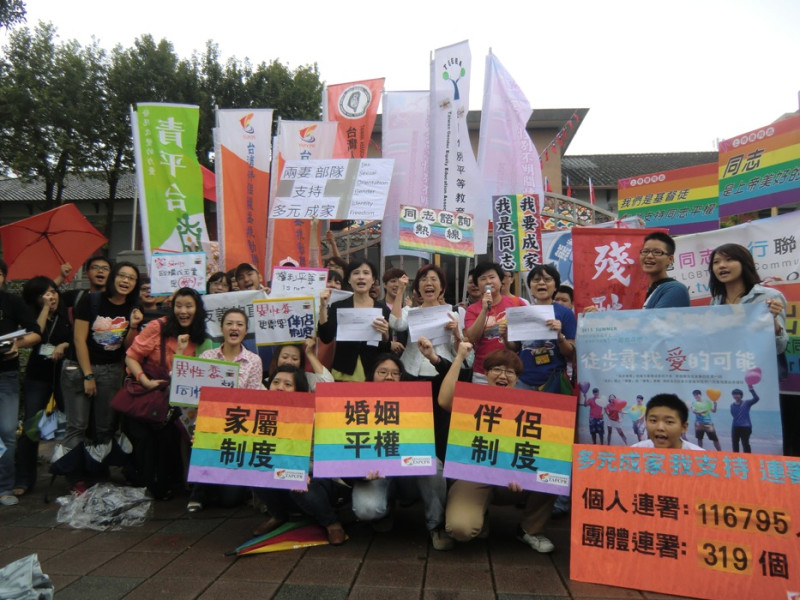 台灣伴侶權益推動聯盟今(3)日上午與數個人權團體集結於立法院門口，將研擬的3草案送入立法院。圖：楊喬皓/攝   