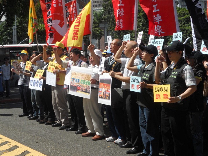 全國總產業公會與諸多工會團體27日上午齊聚行政院前，對於勞委會只調漲資本工資5.03％表達不滿，要求吳敦義院長給勞工們一個交代。圖片﹕羅旺哲/攝   