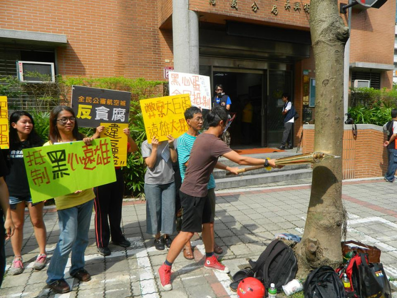 記者會上護樹志工團上演遠雄建設在台北市胡亂砍樹的行動劇。圖:曹漢陽/攝   