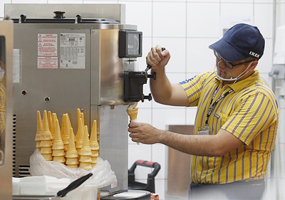 台中IKEA販售的霜淇淋日前遭檢舉使用過期奶漿製作販售，台中市衛生局稽查，員工坦承用過期奶漿。圖為台中IKEA販售霜淇淋。圖：中央社   