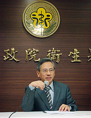 衛生署長邱文達28日舉行記者會表示，設定31日為終止黑心起雲劑事件的「 D-Day」，若使用起雲劑產品，須提出安全證明，確認未含6種塑化劑，否則禁止販售。圖片來源：中央社。   