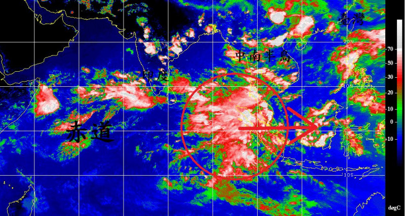 赤道印度洋上的巨大雲簇，此對流區移入南海之後，台灣開始有南方水氣移入，降雨機率增加。圖：翻攝鄭明典臉書   