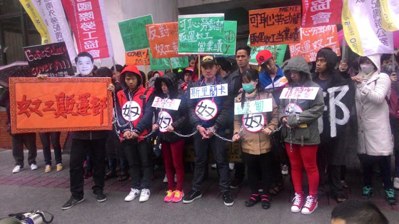台灣移工聯盟今（12）天上午到立法院外抗議，指不改善家務工的勞動條件，才是印勞不來台主因。圖：翻攝自TIWA台灣國際勞工協會臉書粉絲頁   