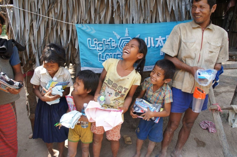 「Light love小太陽」團隊看見柬埔寨貧困家庭需求，透過募資提供太陽能LED燈幫助當地家庭。圖：ETS提供   