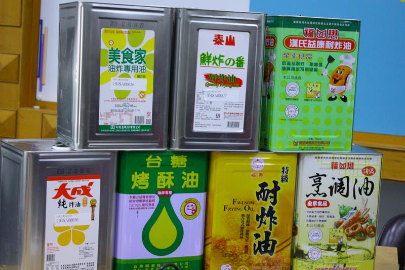 新竹市主動委託食品工業研究所調查檢驗市售6品牌7款植物性酥炸油，結果全部都驗出反式脂肪和重金屬鉻。圖：中央社   