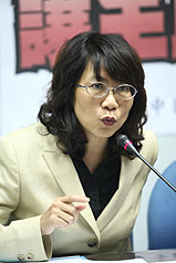 勞委會主委王如玄22日表示，基本工資調漲「勢在必行」。但是對於基本工資能夠調整的幅度有多少，王如玄說，一定會比軍公教人員調薪3%的幅度要高。圖片來源：中央社   