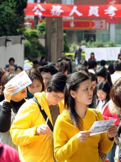 公務人員初等考試19日上午登場，共有6萬6724人報考，搶357個職缺，粗估錄取率僅0.54%，競爭激烈。圖片來源：中央社資料照片   