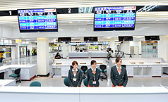 松山機場第2航廈今天正式啟用，將供國內航線使用。圖為交通部26日開放媒體參觀，整建後的第2航廈明亮寬敞的面面。圖片來源：中央社。   