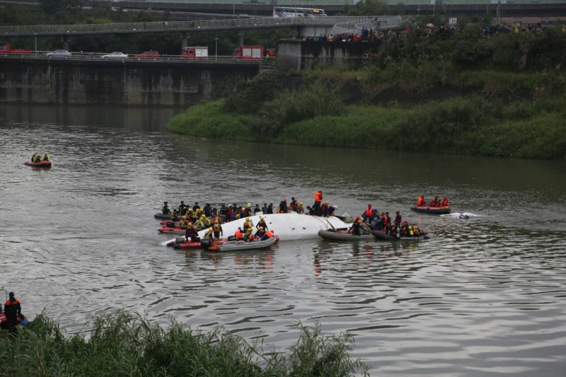 復興航空班機4日失事摔入基隆河，造成嚴重傷亡。圖：林雨佑/攝   