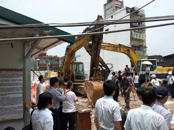 文林苑都更案不同意戶王家今（25）日上午前往士林地方法院，針對控告台北市政府的毀損官司出席偵查庭，不過就在同一時間，建商樂揚建設再度派出工人與怪手，在文林苑基地挖土整地，製造王家及聲援學生的巨大壓力。圖片來源：都市更新受害者聯盟提供   