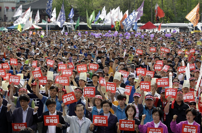 韓國首爾市中心5月1日出現數萬名民眾集結，除了要求修勞動法外，也要求韓國政府停止進口美國牛肉。圖片來源：達志影像/美聯社。   