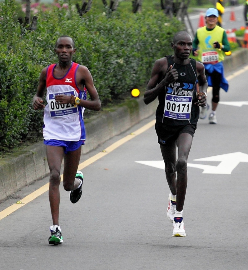肯亞Josphat Kiptanui Too Chobei（左）以2小時19分13秒的成績，勇奪男子組的馬拉松冠軍，且成績也打破大會的紀錄。（記者陳冠廷攝）   