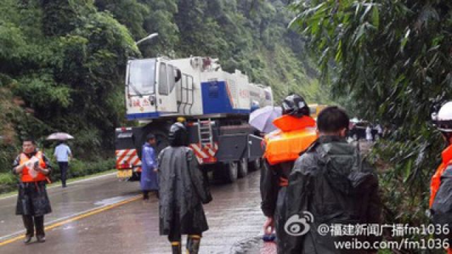 台灣旅行團23日在中國福建漳州發生遊覽車墜江意外。圖為當地官方23日調來一部500噸吊車進行救援。圖：翻攝自中國福建新聞廣播官方微博   