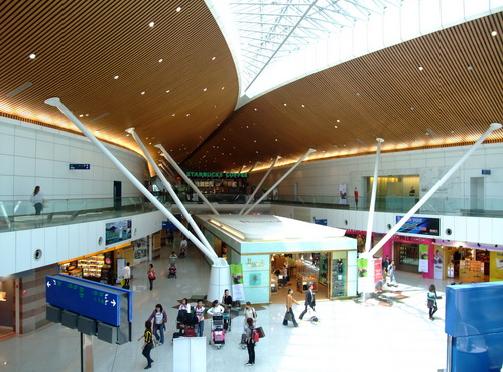 上圖為筆者於 2010 年自攝馬來西亞吉隆坡機場一隅。該機場獲得 ACI-ASQ 評選 2007 全球最佳機場第二名，也是亞太區機場第一名。圖片來源:powercat攝影   