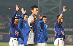 世界棒球經典賽，中華隊在B組分組賽中，以第1成績晉級第2輪的8強複賽。圖為5日中華隊出戰韓國以1分落敗，賽後中華隊球員繞場答謝球迷。圖片來源：中央社。   