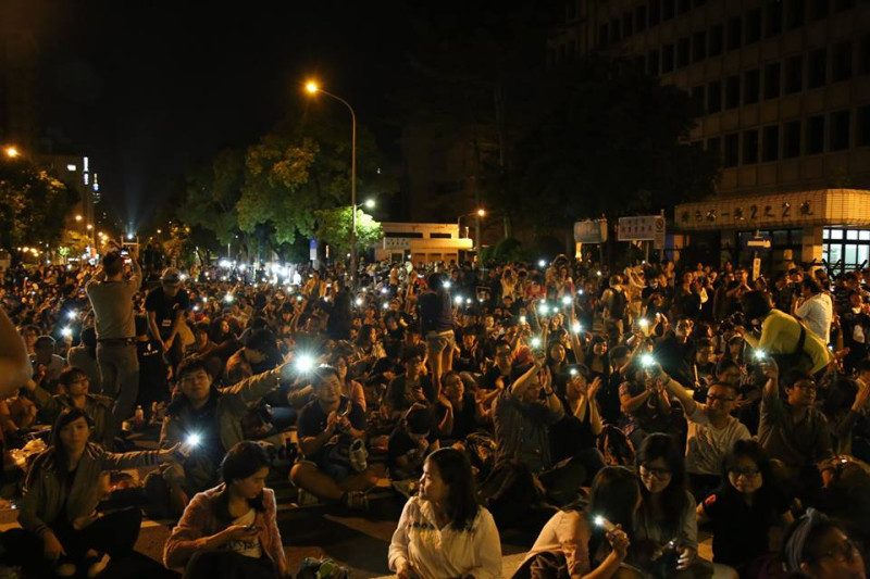 在立法院濟南路上看《太陽‧不遠》的民眾也揮舞手機燈光，力挺現在正在爭取民主的香港佔中行動。圖3之1：林雨佑/攝   