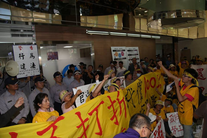華隆自救會成員上百人20日到勞動部抗爭並舉手高喊口號「權利不打折，政府別卸責」。圖：林雨佑/攝   