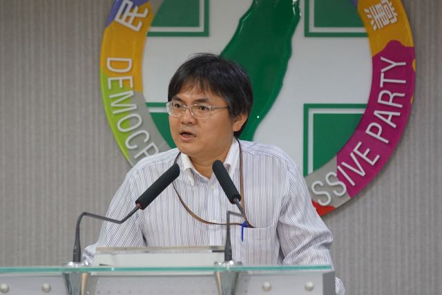 民進黨民調中心主任鄭俊昇30日表示，逾6成民眾認為教育部長吳思華對衝進教育部的學生提告不適當。圖：民進黨提供   