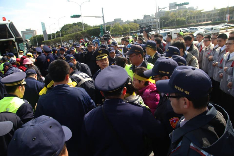 警方出動數百優勢警力把華隆工人全部帶上警備車。圖2/2：林雨佑/攝   