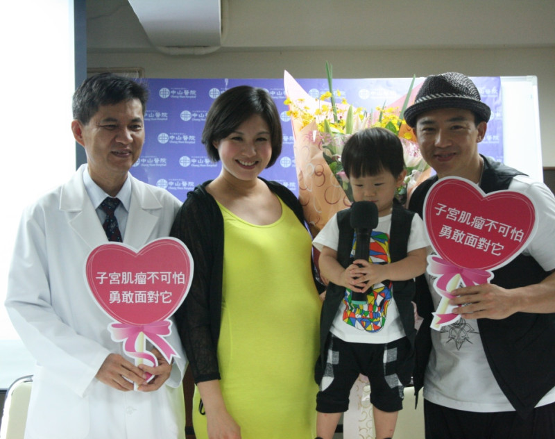 台北中山醫院於今(17)日舉行記者會，談到子宮肌瘤與懷孕之間的問題。左一為台北中山醫院婦產科醫師李世明，左二為藝人王婉霏，右為藝人劉畊宏。圖：林良齊/攝   