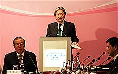 香港財政司司長曾俊華（圖中）10日在台港經濟文化「兩會」聯席會議宣布兩項便利台灣民眾入境的措施。圖片來源：中央社   
