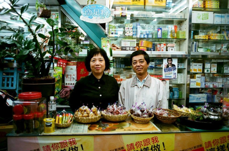 大埔張藥房老闆張森文（右）逝世滿周年前夕，張的妻子彭秀春（左）今（16）日公布一封公開信，表示會完成先生心願，把6坪的家重建回來。圖：翻攝自台灣農村陣線臉書、陳板/攝   