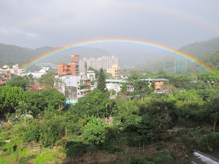 台北市今（26日）晨還在下毛毛細雨，不過上午陽光露臉，將早上下過雨的潮溼空氣映成一道彩虹，網友在東吳拍到的雙彩虹。圖片來源：東吳大學研究生謝仁烜/攝   
