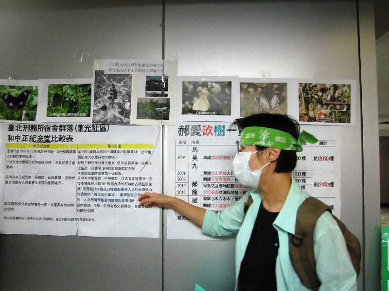 自發性聲援、關心樹木的中正區市民陳媽媽指著表格講解，台北市近年來不斷在砍樹。圖3之2:王立柔/攝&nbsp;&nbsp;&nbsp;