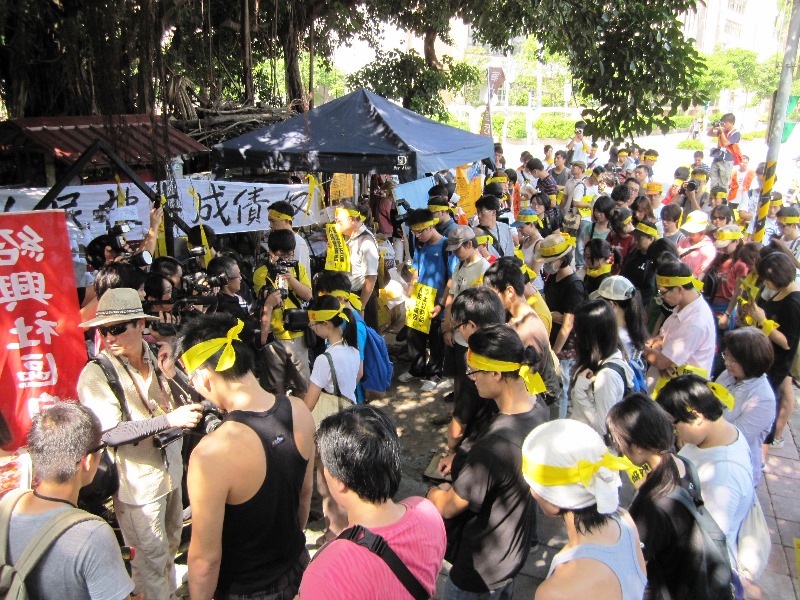 遊行出發前，聲援民眾朝向靈堂，為居住正義的死去低頭默哀3分鐘。圖5之2：王立柔/攝   