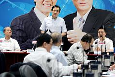 國民黨主席馬英九（後中）20日在中央委員會主持中常會，聽取行政院副院長江宜樺簡報「當前物價情勢與因應對策」後，發表談話。圖片來源：中央社   