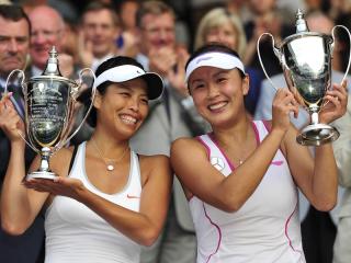 我國網球女將謝淑薇（左）7日奪下溫網雙打冠軍，將捐出100萬響應提拔、支柱後輩的基金。圖：中央社資料照片   