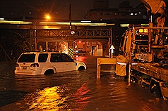 宜蘭市區12日晚間降雨不斷，市區多處淹水約10公分，尤其是女中路的地下涵洞通道，水深幾乎及腰，許多車
輛硬闖不過受困，車主只好雇請拖吊車移走車輛。圖片來源：中央社   