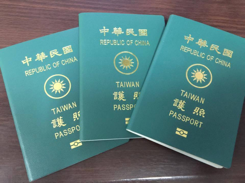 外交部修正「護照條例施行細則」，自8月3日起，在國外申辦護照的接近役齡男子，護照效期由3年延長為5年。圖：新頭殼資料照片   