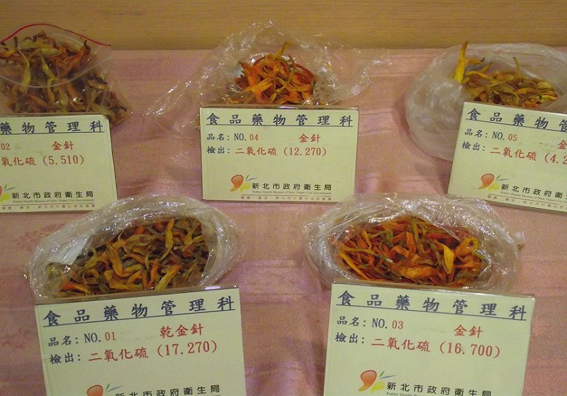 新北市政府衛生局抽驗22件的金針產品，結果有5件被檢驗出二氧化硫超量，不合格率約23％。圖片：陳冠廷/攝&nbsp;&nbsp;&nbsp;